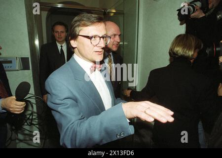 Am 17. April 1995 traf sich eine wahlkommission der OEVP (Österreichische Volkspartei) mit dem Landeshauptmann Niederösterreichs Erwin Proell als Vorsitzender, um einen Kandidaten für den neuen Parteivorsitzenden zu wählen. Bild: Bundesminister für Wirtschaft und Arbeit Wolfgang Schuessel (L.) und Landeshauptmann von Niederösterreich Erwin Proell (R.). - 19950417 PD0007 - Rechteinfo: Rechte verwaltet (RM) Stockfoto