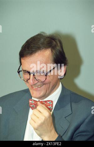 Am 17. April 1995 traf sich eine wahlkommission der OEVP (Österreichische Volkspartei) mit dem Landeshauptmann Niederösterreichs Erwin Proell als Vorsitzender, um einen Kandidaten für den neuen Parteivorsitzenden zu wählen. Bild: Bundeswirtschaftsminister Wolfgang Schuessel. - 19950417 PD0010 - Rechteinfo: Rechte verwaltet (RM) Stockfoto