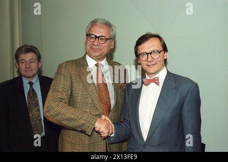 Am 17. April 1995 traf sich eine wahlkommission der OEVP (Österreichische Volkspartei) mit dem Landeshauptmann Niederösterreichs Erwin Proell als Vorsitzender, um einen Kandidaten für den neuen Parteivorsitzenden zu wählen. Bild: Bundesminister für Wirtschaft und Arbeit Wolfgang Schuessel (R.) und Vizekanzler Erhard Busek (l.) - 19950417 PD0009 - Rechteinfo: Rechte verwaltet (RM) Stockfoto