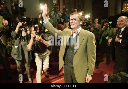 Tagung der Österreichischen Volkspartei in Wien am 22. April 1995. Im Bild: Der neue Parteivorsitzende Wolfgang Schuessel. - 19950422 PD0015 - Rechteinfo: Rechte verwaltet (RM) Stockfoto