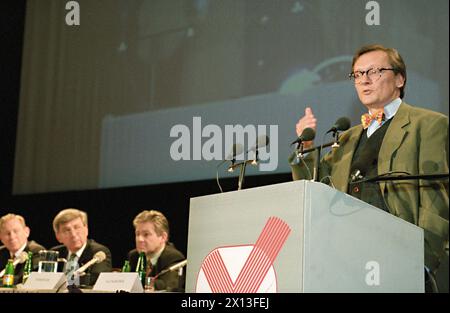 Tagung der Österreichischen Volkspartei in Wien am 22. April 1995. Im Bild: Der neue Parteivorsitzende Wolfgang Schuessel hält eine Rede. - 19950422 PD0012 - Rechteinfo: Rechte verwaltet (RM) Stockfoto