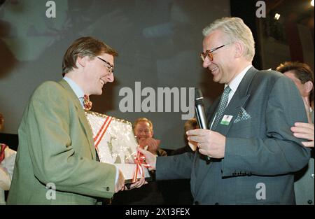 Tagung der Österreichischen Volkspartei in Wien am 22. April 1995. Im Bild: Erhard Busek (R.) übergibt dem neuen Parteivorsitzenden Wolfgang Schuessel (l.) ein Geschenk - 19950422 PD0014 - Rechteinfo: Rights Managed (RM) Stockfoto