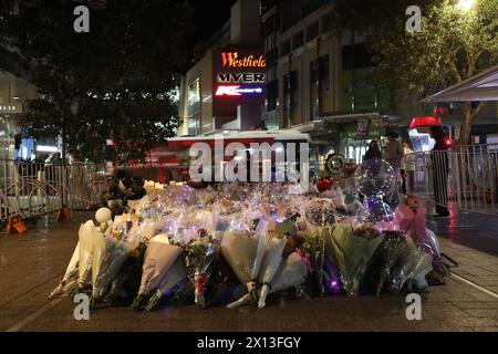 Sydney, Australien. April 2024. Der Tatort von Westfield Bondi Junction ist immer noch von der Polizei gesperrt und die Leute lassen Blumen im Einkaufszentrum gegenüber, nachdem ein geistig kranker Messerangreifer, der 40-jährige Joel Cauchi, einen Amoklauf begangen hat und 6 Menschen getötet hat. Fotos, die am Montag, 15. April gegen 21:00 Uhr aufgenommen wurden. Richard Milnes/Alamy Live News Stockfoto