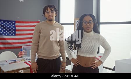 Ein Mann und eine Frau stehen zusammen in einem Raum mit einer amerikanischen Flagge, die das Wahlrecht in den vereinigten staaten symbolisiert. Stockfoto