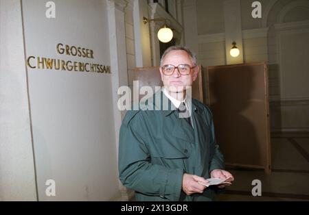 Briefbombenprozess in Wien am 2. Oktober 1995. Bild: Zeuge des Pfarrers August Janisch, der von einer Bombe verletzt wurde. - 19951002 PD0017 - Rechteinfo: Rechte verwaltet (RM) Stockfoto