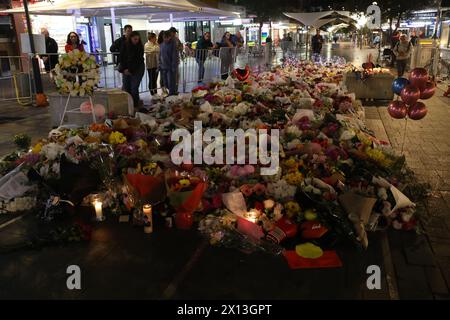 Sydney, Australien. April 2024. Der Tatort von Westfield Bondi Junction ist immer noch von der Polizei gesperrt und die Leute lassen Blumen im Einkaufszentrum gegenüber, nachdem ein geistig kranker Messerangreifer, der 40-jährige Joel Cauchi, einen Amoklauf begangen hat und 6 Menschen getötet hat. Fotos, die am Montag, 15. April gegen 21:00 Uhr aufgenommen wurden. Richard Milnes/Alamy Live News Stockfoto