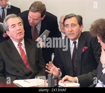 Der österreichische Außenminister Alois Mock (l.) und der Vorarlberger Landeshauptmann Martin Purtscher (2.v.r.) während der EU-Verhandlungen in Brüssel am 1. Februar 1993. - 20050309 PD2555 - Rechteinfo: Rechte verwaltet (RM) Stockfoto