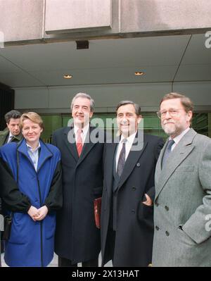 (f.l.t.r.): Österreichische Staatssekretärin Brigitte Ederer, österreichischer Außenminister Alois Mock, Vorarlberger Gouverneur Martin Purtscher und österreichischer EU-Botschafter Manfred Scheich bei EU-Verhandlungen in Brüssel am 1. Februar 1993. - 20050309 PD2561 - Rechteinfo: Rights Managed (RM) Stockfoto