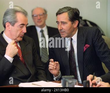 Der österreichische Außenminister Alois Mock (l.) und der Vorarlberger Landeshauptmann Martin Purtscher (R.) während der EU-Verhandlungen in Brüssel am 1. Februar 1993. - 20050309 PD2558 - Rechteinfo: Rights Managed (RM) Stockfoto