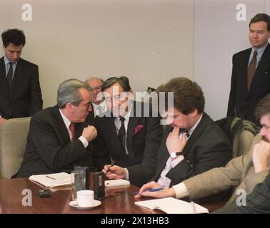 Die Vernechtung über die österreichische EU-Mitgliedschaft beginnt am 29. Januar 1993 in Brüssel. Auf dem Bild unterhält sich Außenminister Alois Mock (L.) mit dem Vorarlberger Landeshauptmann Martin Purtscher. - 20050314 PD14164 - Rechteinfo: Rechte verwaltet (RM) Stockfoto