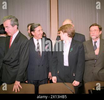 Der österreichische Außenminister Alois Mock, der Vorarlberger Landeshauptmann Martin Purtscher, die Europastaatssekretärin Brigitte Ederer und EU-Botschafter Manfred Scheich, während der EU-Verhandlungen am 1. Februar 1993 in Brüssel. - 20050309 PD2559 - Rechteinfo: Rights Managed (RM) Stockfoto