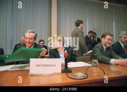 Die Vernechtung über die österreichische EU-Mitgliedschaft beginnt am 29. Januar 1993 in Brüssel. Auf dem Bild (von links): Außenminister Alois Mock, EU-Staatssekretärin Brigitte Ederer und Botschafter Manfred Scheich. - 20050314 PD14159 - Rechteinfo: Rechte verwaltet (RM) Stockfoto