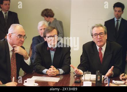 Die Vernechtung über die österreichische EU-Mitgliedschaft beginnt am 29. Januar 1993 in Brüssel. Auf dem Bild Außenminister Alois Mock (R.) und Wirtschaftsminister Wolfgang Schuessel (C.) in Brüssel. - 20050314 PD14162 - Rechteinfo: Rights Managed (RM) Stockfoto