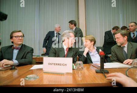 Die Vernechtung über die österreichische EU-Mitgliedschaft beginnt am 29. Januar 1993 in Brüssel. Auf dem Bild (von links): Wirtschaftsminister Wolfgang Schuessel, Außenminister Alois Mock, EU-Staatssekretärin Brigitte Ederer und Botschafter Manfred Scheich. - 20050314 PD14157 - Rechteinfo: Rights Managed (RM) Stockfoto