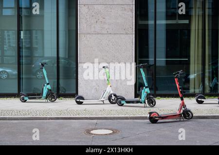 Verkehrswidrig abgestellte E-Roller blockieren einen Bürgersteig und Gehweg für Fußgänger und Rollstuhlfahrer Berlin Friedrichshain-Kreuzberg Berlin Deutschland *** E-Scooter gegen Verkehrsvorschriften abgestellt blockieren einen Bürgersteig und Gehweg für Fußgänger und Rollstuhlfahrer Berlin Friedrichshain Kreuzberg Berlin Deutschland Stockfoto