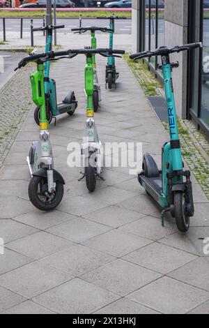 Verkehrswidrig abgestellte E-Roller blockieren einen Bürgersteig und Gehweg für Fußgänger und Rollstuhlfahrer Berlin Friedrichshain-Kreuzberg Berlin Deutschland *** E-Scooter gegen Verkehrsvorschriften abgestellt blockieren einen Bürgersteig und Gehweg für Fußgänger und Rollstuhlfahrer Berlin Friedrichshain Kreuzberg Berlin Deutschland Stockfoto