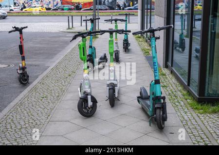 Verkehrswidrig abgestellte E-Roller blockieren einen Bürgersteig und Gehweg für Fußgänger und Rollstuhlfahrer Berlin Friedrichshain-Kreuzberg Berlin Deutschland *** E-Scooter gegen Verkehrsvorschriften abgestellt blockieren einen Bürgersteig und Gehweg für Fußgänger und Rollstuhlfahrer Berlin Friedrichshain Kreuzberg Berlin Deutschland Stockfoto