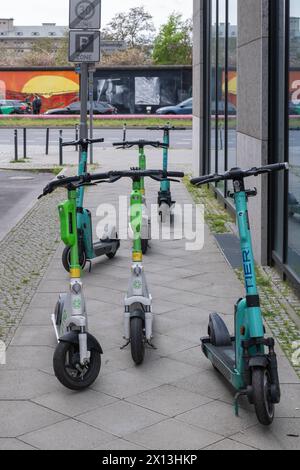 Verkehrswidrig abgestellte E-Roller blockieren einen Bürgersteig und Gehweg für Fußgänger und Rollstuhlfahrer Berlin Friedrichshain-Kreuzberg Berlin Deutschland *** E-Scooter gegen Verkehrsvorschriften abgestellt blockieren einen Bürgersteig und Gehweg für Fußgänger und Rollstuhlfahrer Berlin Friedrichshain Kreuzberg Berlin Deutschland Stockfoto