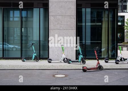 Verkehrswidrig abgestellte E-Roller blockieren einen Bürgersteig und Gehweg für Fußgänger und Rollstuhlfahrer Berlin Friedrichshain-Kreuzberg Berlin Deutschland *** E-Scooter gegen Verkehrsvorschriften abgestellt blockieren einen Bürgersteig und Gehweg für Fußgänger und Rollstuhlfahrer Berlin Friedrichshain Kreuzberg Berlin Deutschland Stockfoto