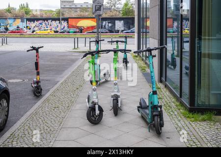 Verkehrswidrig abgestellte E-Roller blockieren einen Bürgersteig und Gehweg für Fußgänger und Rollstuhlfahrer Berlin Friedrichshain-Kreuzberg Berlin Deutschland *** E-Scooter gegen Verkehrsvorschriften abgestellt blockieren einen Bürgersteig und Gehweg für Fußgänger und Rollstuhlfahrer Berlin Friedrichshain Kreuzberg Berlin Deutschland Stockfoto