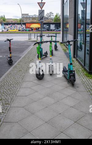 Verkehrswidrig abgestellte E-Roller blockieren einen Bürgersteig und Gehweg für Fußgänger und Rollstuhlfahrer Berlin Friedrichshain-Kreuzberg Berlin Deutschland *** E-Scooter gegen Verkehrsvorschriften abgestellt blockieren einen Bürgersteig und Gehweg für Fußgänger und Rollstuhlfahrer Berlin Friedrichshain Kreuzberg Berlin Deutschland Stockfoto