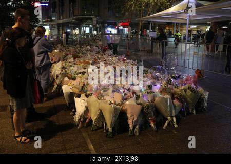 Sydney, Australien. April 2024. Der Tatort von Westfield Bondi Junction ist immer noch von der Polizei gesperrt und die Leute lassen Blumen im Einkaufszentrum gegenüber, nachdem ein geistig kranker Messerangreifer, der 40-jährige Joel Cauchi, einen Amoklauf begangen hat und 6 Menschen getötet hat. Fotos, die am Montag, 15. April gegen 21:00 Uhr aufgenommen wurden. Richard Milnes/Alamy Live News Stockfoto