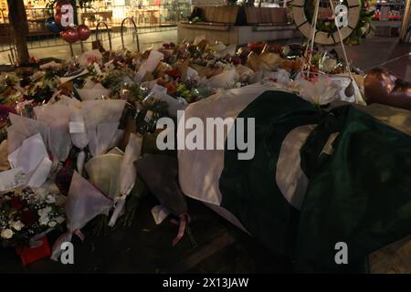 Sydney, Australien. April 2024. Der Tatort von Westfield Bondi Junction ist immer noch von der Polizei gesperrt und die Leute lassen Blumen im Einkaufszentrum gegenüber, nachdem ein geistig kranker Messerangreifer, der 40-jährige Joel Cauchi, einen Amoklauf begangen hat und 6 Menschen getötet hat. Fotos, die am Montag, 15. April gegen 21:00 Uhr aufgenommen wurden. Richard Milnes/Alamy Live News Stockfoto