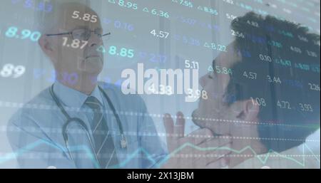 Bild der Finanzdatenverarbeitung über kaukasischen männlichen Arzt mit männlichem Patienten Stockfoto