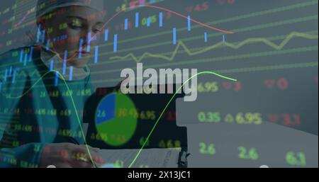 Bild der Datenverarbeitung über kaukasische Chirurgin Stockfoto