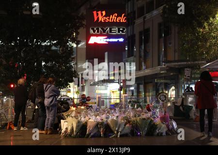 Sydney, Australien. April 2024. Der Tatort von Westfield Bondi Junction ist immer noch von der Polizei gesperrt und die Leute lassen Blumen im Einkaufszentrum gegenüber, nachdem ein geistig kranker Messerangreifer, der 40-jährige Joel Cauchi, einen Amoklauf begangen hat und 6 Menschen getötet hat. Fotos, die am Montag, 15. April gegen 21:00 Uhr aufgenommen wurden. Richard Milnes/Alamy Live News Stockfoto