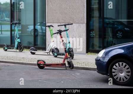 Verkehrswidrig abgestellte E-Roller blockieren einen Bürgersteig und Gehweg für Fußgänger und Rollstuhlfahrer Berlin Friedrichshain-Kreuzberg Berlin Deutschland *** E-Scooter gegen Verkehrsvorschriften abgestellt blockieren einen Bürgersteig und Gehweg für Fußgänger und Rollstuhlfahrer Berlin Friedrichshain Kreuzberg Berlin Deutschland Stockfoto