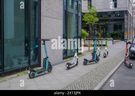 Verkehrswidrig abgestellte E-Roller blockieren einen Bürgersteig und Gehweg für Fußgänger und Rollstuhlfahrer Berlin Friedrichshain-Kreuzberg Berlin Deutschland *** E-Scooter gegen Verkehrsvorschriften abgestellt blockieren einen Bürgersteig und Gehweg für Fußgänger und Rollstuhlfahrer Berlin Friedrichshain Kreuzberg Berlin Deutschland Stockfoto