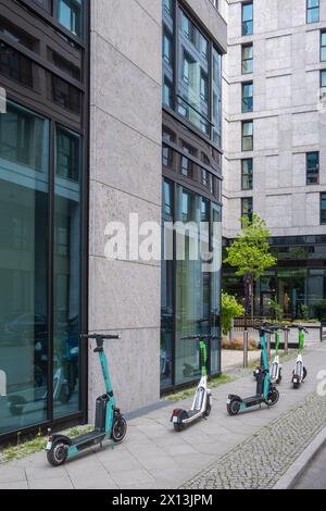 Verkehrswidrig abgestellte E-Roller blockieren einen Bürgersteig und Gehweg für Fußgänger und Rollstuhlfahrer Berlin Friedrichshain-Kreuzberg Berlin Deutschland *** E-Scooter gegen Verkehrsvorschriften abgestellt blockieren einen Bürgersteig und Gehweg für Fußgänger und Rollstuhlfahrer Berlin Friedrichshain Kreuzberg Berlin Deutschland Stockfoto