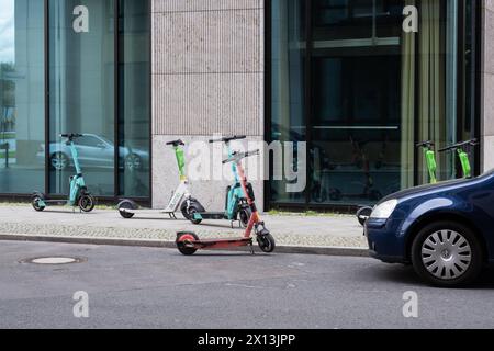 Verkehrswidrig abgestellte E-Roller blockieren einen Bürgersteig und Gehweg für Fußgänger und Rollstuhlfahrer Berlin Friedrichshain-Kreuzberg Berlin Deutschland *** E-Scooter gegen Verkehrsvorschriften abgestellt blockieren einen Bürgersteig und Gehweg für Fußgänger und Rollstuhlfahrer Berlin Friedrichshain Kreuzberg Berlin Deutschland Stockfoto