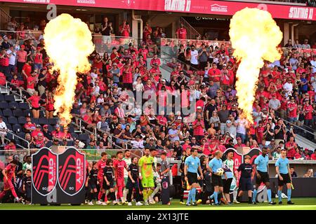 St. Louis, USA. April 2024. Die Pyrotechnik stellt Beamte vor dem Spiel fest, wie sie die Spieler auf das Spielfeld führen. STL City war Gastgeber des Austin FC in einem Spiel der Major League Soccer im STL City Stadium in St. Louis, MO am Sonntag, den 14. April 2024. Foto: Tim Vizer/SIPA USA Credit: SIPA USA/Alamy Live News Stockfoto