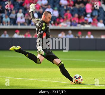 St. Louis, USA. April 2024. Austin FC Torwart Brad Stuver (1) treibt den Ball nach unten. STL City war Gastgeber des Austin FC in einem Spiel der Major League Soccer im STL City Stadium in St. Louis, MO am Sonntag, den 14. April 2024. Foto: Tim Vizer/SIPA USA Credit: SIPA USA/Alamy Live News Stockfoto