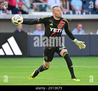 St. Louis, USA. April 2024. Austin FC Torhüter Brad Stuver (1) wirft den Ball an einen Teamkollegen aus. STL City war Gastgeber des Austin FC in einem Spiel der Major League Soccer im STL City Stadium in St. Louis, MO am Sonntag, den 14. April 2024. Foto: Tim Vizer/SIPA USA Credit: SIPA USA/Alamy Live News Stockfoto