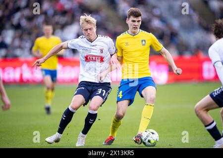 14. April 2024, Aarhus, Dänemark. Tobias Bech der AGF im Kampf gegen Jacob Rasmussen von Brøndby während des Superliga-Spiels zwischen AGF und Brøndby IF im Ceres Park in Aarhus am Sonntag, den 14. April 2024. (Foto: Bo Amstrup/Ritzau Scanpix) Credit: Ritzau/Alamy Live News Stockfoto