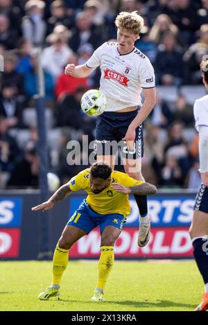 14. April 2024, Aarhus, Dänemark. Tobias Bach der AGF im Kampf gegen Sean Klaiber von Brøndby während des Superliga-Spiels zwischen AGF und Brøndby IF im Ceres Park in Aarhus Sonntag, den 14. April 2024. (Foto: Bo Amstrup/Ritzau Scanpix) Credit: Ritzau/Alamy Live News Stockfoto