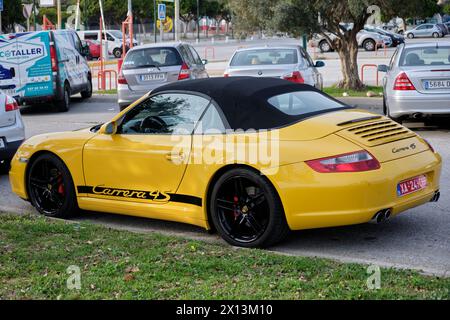 Porsche 911 parkte auf der Straße. Stockfoto