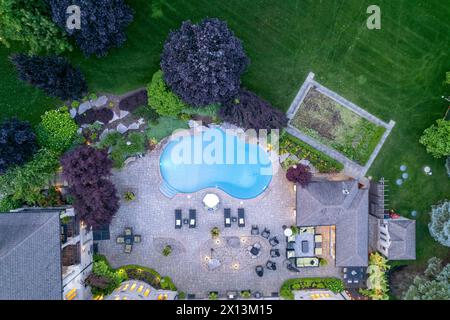 Erleben Sie den Reiz luxuriöser, Millionen-Dollar-Häuser in faszinierenden Landschaften der Dämmerung. Erkunden Sie atemberaubende Garten- und Hinterhofdesigns unter der Nacht Stockfoto