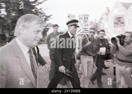 Der konservative Parlamentsabgeordnete und damalige Umweltminister Chris Patten stellt sich 1990 in Wilton nahe Salisbury Wiltshire den Demonstranten von Poll Tax gegenüber. Stockfoto