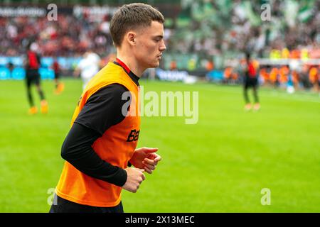 Leverkusen, Nordrhein-Westfalen, Deutschland. April 2024. Bayer Leverkusen Mittelfeldspieler FLORIAN WIRTZ (10) wärmt sich am 14. April 2024 beim Spiel zwischen Bayer Leverkusen und Werder Bremen in der BayArena in Leverkusen (Nordrhein-Westfalen) auf. Quelle: ZUMA Press, Inc./Alamy Live News Stockfoto