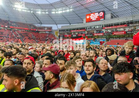 Leverkusen, Nordrhein-Westfalen, Deutschland. April 2024. Bayer Leverkusen-Fans übernehmen das Feld nach dem 29. Bundesliga-Spiel zwischen Bayer Leverkusen und Werder Bremen am 14. April 2024 in der BayArena in Leverkusen. Quelle: ZUMA Press, Inc./Alamy Live News Stockfoto