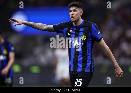 Mailand, Italien. April 2024. Alessandro Bastoni vom FC Internazionale Gesten während des Fußballspiels Serie A zwischen dem FC Internazionale und Cagliari Calcio im Stadio Giuseppe Meazza am 14. April 2024 in Mailand Italien. Quelle: Marco Canoniero/Alamy Live News Stockfoto