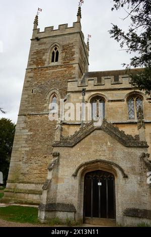 St. Peter und St. Paul Kirche, Dorfkirche aus dem 12. Jahrhundert. Stockfoto