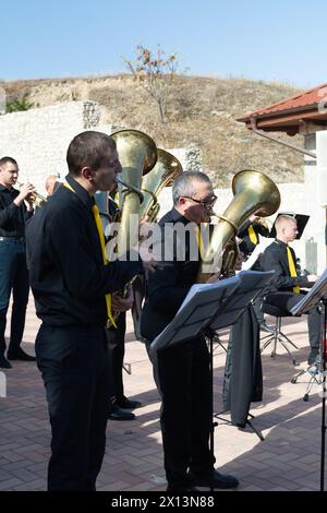 Bender, Tiraspol - Oktober 2023: Tiraspols Sinfonieorchester spielt in der Festung Bender anlässlich des Weinfestes Stockfoto