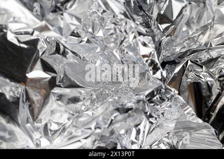 Zerknitterte Aluminiumfolie für Lebensmittel, silberne Aluminiumfolie zum Kochen Stockfoto