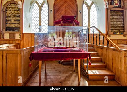 Kinneff Old Church Aberdeenshire Schottland-Innenraum mit Nachbildung von Kronjuwelen oder Honours of Scotland in einem Kunststoffkoffer Stockfoto