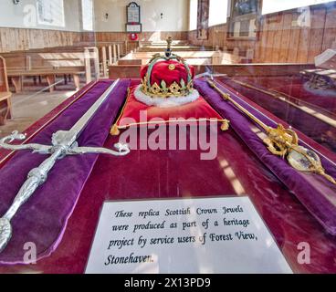 Kinneff Old Church Aberdeenshire Schottland Innenraum mit Nachbildung von Kronjuwelen oder Honours of Scotland in einem Kunststoffkoffer Stockfoto